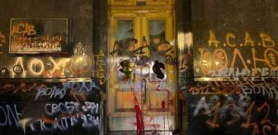 Киевская галерея предлагает ОП выкупить разрисованные протестующими двери
