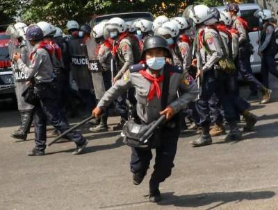 Протесты в Мьянме: военные 12 стран осудили насилие против населения