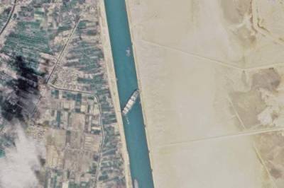 Приливы не помогли: Контейнеровоз продолжает запирать Суэцкий канал