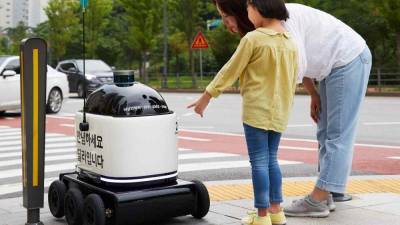 Hyundai запустит в массовое производство автономных роботов-курьеров