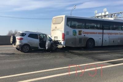 Недалеко от Твери легковой автомобиль врезался в тульский автобус