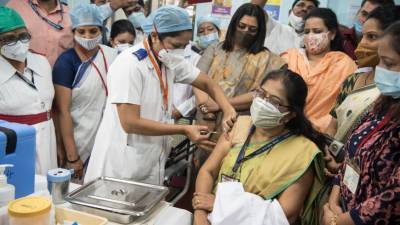 Число заболевших за сутки COVID-19 в Индии достигло рекордных 62,7 тысячи