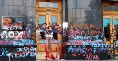 "Арт-объект": киевская галерея хочет выкупить разрисованные двери Офиса президента
