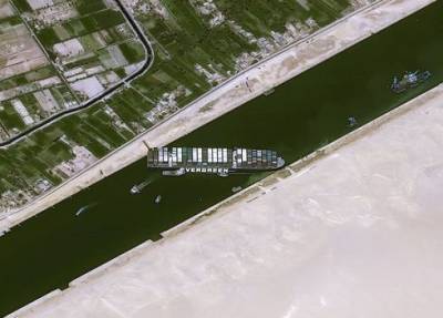 Попытка снять контейнеровоз с мели в Суэцком канале провалилась — на помощь идут еще два буксира