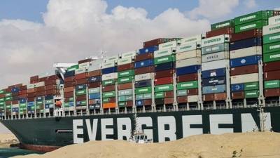 Рок или совпадение? Грузовик с контейнером Evergreen заблокировал движение в Китае