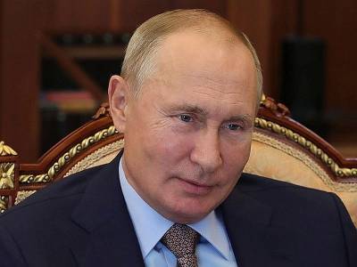 Путин усомнился, что граждане поверили бы ему, если бы он привился публично