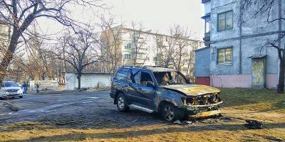 В Киеве на бульваре Перова сгорела Toyota, которую водитель парковал на газоне - ТЕЛЕГРАФ