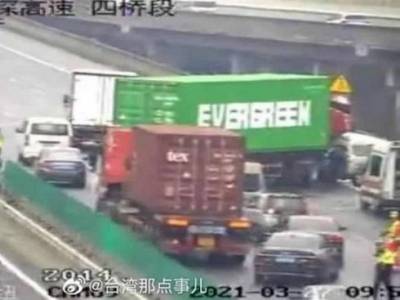 Грузовик фирмы, чье судно перегородило Суэцкий канал, заблокировал дорогу в Китае (ФОТО)