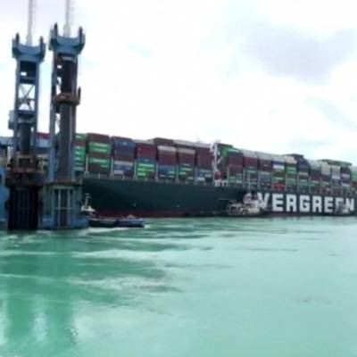 Египет теряет около 14 миллионов долларов в день из-за севшего на мель в Суэцком канале гигантского контейнеровоза