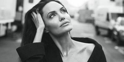В тренче Louis Vuitton. Анджелину Джоли сфотографировали на шоппинге с дочерью