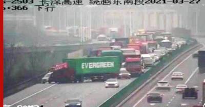 В Китае грузовик с контейнером Evergreen перекрыл дорогу как судно в Суэцком канале