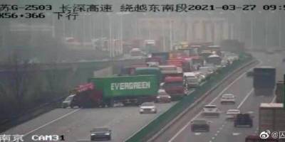 В Китае грузовик с контейнером Evergreen заблокировал дорогу, как судно в Суэцком канале