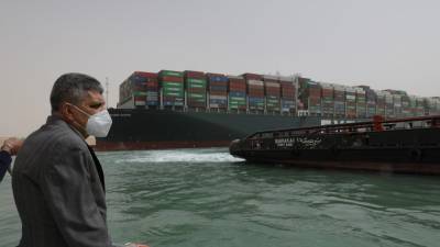 Пробки в Суэцком канале: президент Египта поручил разгрузить судно, которое заблокировало путь