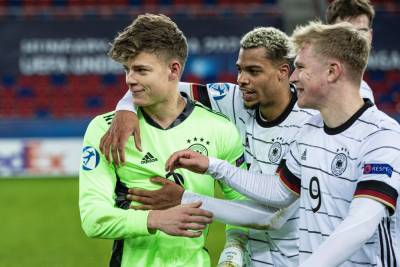 Вратарь сборной Германии пропустил курьезный гол на молодежном Евро-2021: видео