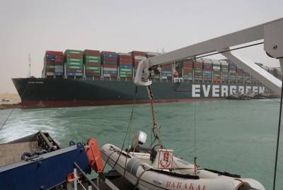 В Египте назвали причины севшего на мель судна, которое заблокировало Суэцкий канал