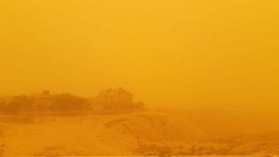 Пекин второй раз за две недели окутывает опасная песчаная буря и мира