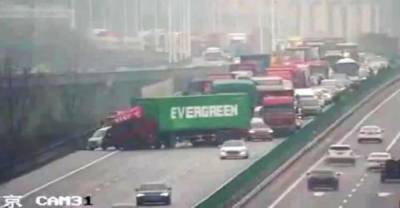 Проделки инопланетян: в Китае фура с контейнером Evergreen повторила ЧП с судном-гигантом в Суэцком канале