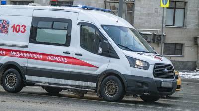 Неизвестные бросили петарду в женщину на детской площадке в Москве