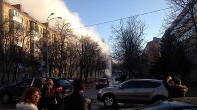 В Киеве на Печерске из-под земли вырвался мощный гейзер: видео