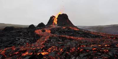 Извержение вулкана в Исландии превратилось в огненное шоу: видео