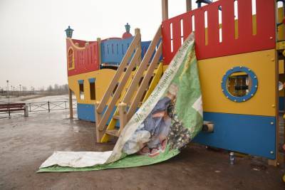 Повешенного мужчину обнаружили на детской площадке в Кудрово