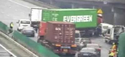 В Китае фура компании Evergreen, перекрывшей Суэцкий канал, заблокировала трассу