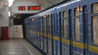 У Києві судитимуть чоловіка, який погрожував ножем пасажирам метро та розпилив газ у поліцейського