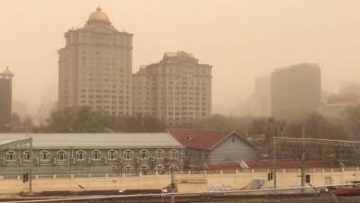 На Пекин второй раз за месяц обрушилась мощная песчаная буря