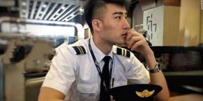 Бортпроводника из КНР уволили после поцелуя с мужчиной. Он подал в суд и теперь борется за права ЛГБТ+ в Китае