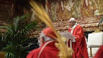 Папа Римский провел службу на Вербное воскресенье почти без верующих: фото