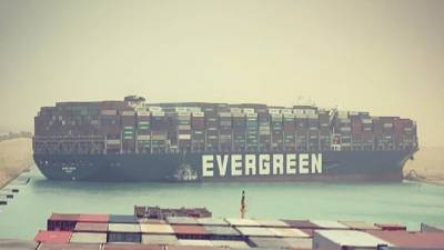 Большегруз с контейнером Evergreen повторил инцидент в Суэцком канале