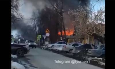 В Тюмени 15 спасателей тушили серьезный пожар на Ирбитской