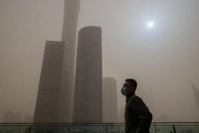 Пекин второй раз за месяц накрыла мощная песчаная буря: фото