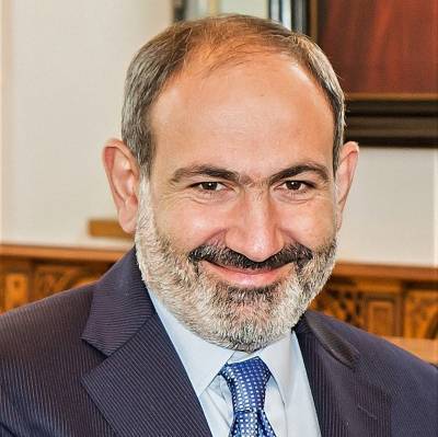 Премьер-министр Армении после длительных протестов решил уйти в отставку и мира