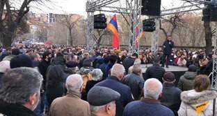 Участники митинга в Ереване назвали неприемлемой формальную отставку Пашиняна