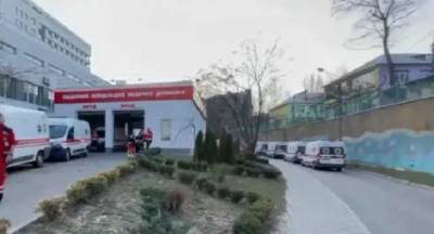 В Киеве более 20 «скорых» с зараженными коронавирусом застряли в очереди в больницу