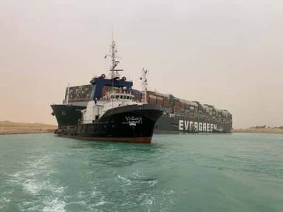 Президент Египта поручил разгрузить судно перекрывшее Суэцкий канал и мира