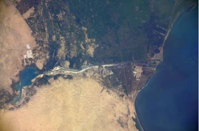 Контейнеровоз, заблокировавший Суэцкий канал, показали из космоса