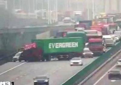 В Китае грузовик компании Evergreen заблокировал движение по автотрассе