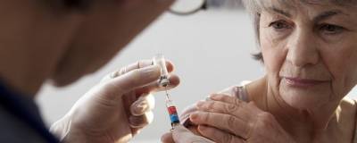 Иммунолог назвала противопоказание к вакцинации от ковида для пожилых