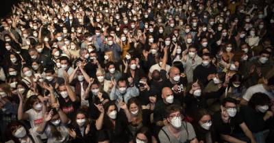 Слезы музыкантов и никакой дистанции: как в Барселоне прошел первый за пандемию масштабный рок-концерт (3 фото)