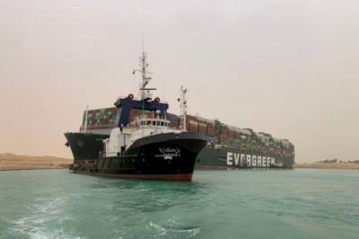 Президент Египта поручил разгрузить судно Ever Given в Суэцком канале