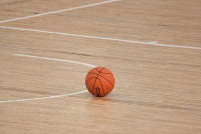 Тренер женской баскетбольной команды из Петербурга умер во время матча
