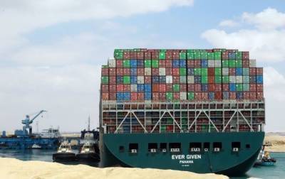Президент Египта поручил разгрузить судно, которое застряло в Суэцком канале