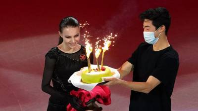 Чен на льду подарил Щербаковой торт с фейерверками в день её рождения