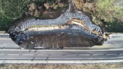 В Турции часть автомагистрали рухнула на 85 метров
