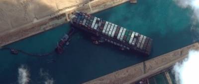 Египет ежедневно теряет $14 млн из-за застрявшего в Суэцком канале судна Ever Given