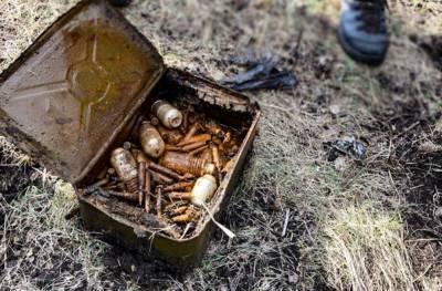 На Луганщине на территории школы в Приволье обнаружили арсенал с боеприпасами