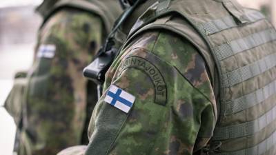 На разблокировку Суэцкого канала предложили направить финский спецназ