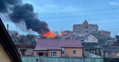 Крупный пожар в Коцюбинском: пылает несколько домов, звучат взрывы, люди в панике